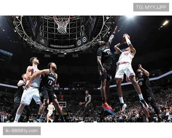 约什·史密斯利用突破拉开内线防守差距，提升球队关键时刻得分效率